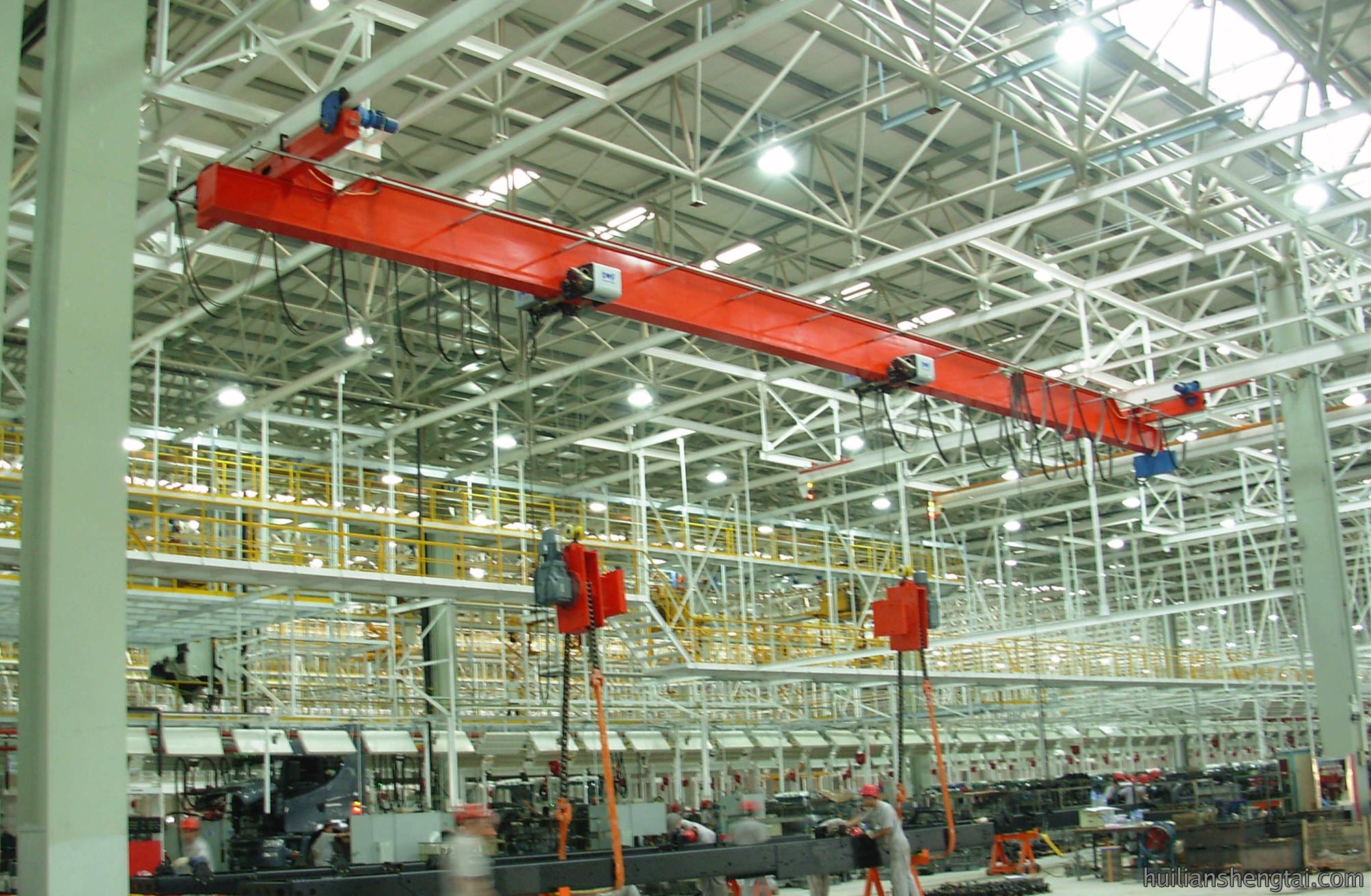 4.欧式悬挂式起重机-陕汽重卡同步起升悬挂起重机使用现场_ShanXiHeavyAutoSynchronizationEXK